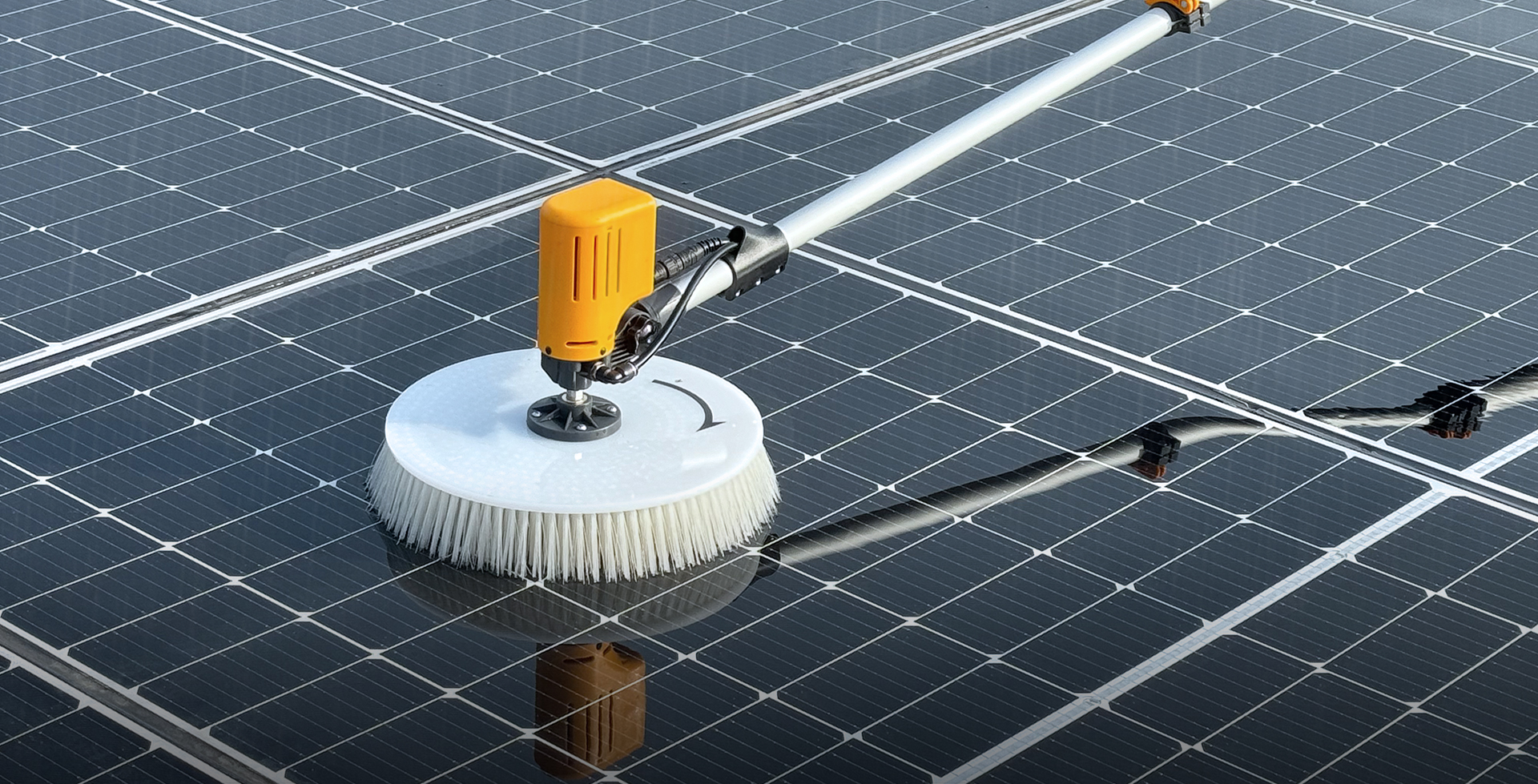 Single rotating brush solar cleaning equipment with water-fed system